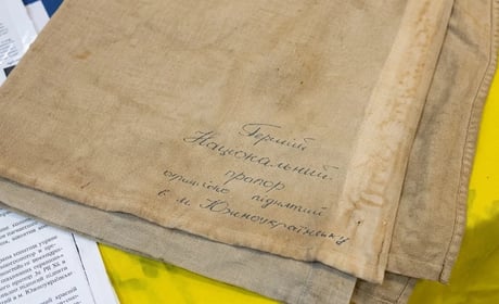 Прапор, з якого почалася новітня історія Південноукраїнська: музей показав стяг 1991 року