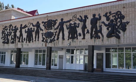Першій школі Південноукраїнська – 50 років: школа, до якої повертаються