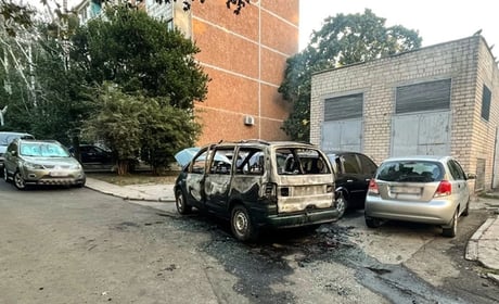 У Південноукраїнську горіло авто, ще три пошкоджені:що відомо про подію