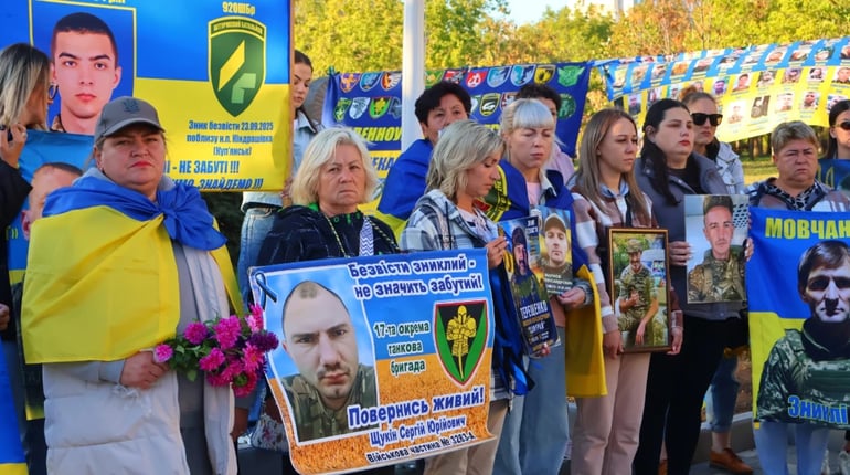 День захисників і захисниць біля «Символу Надії»: портрети, жетони та родини, які чекають