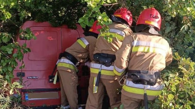 На Вознесенщині «Таврія» врізалася в дерево: пасажирку заблокувало в авто