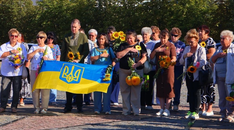 Соняхи, тиша та сльози: у Південноукраїнську пройшла акція пам'яті загиблих захисників. Фоторепортаж