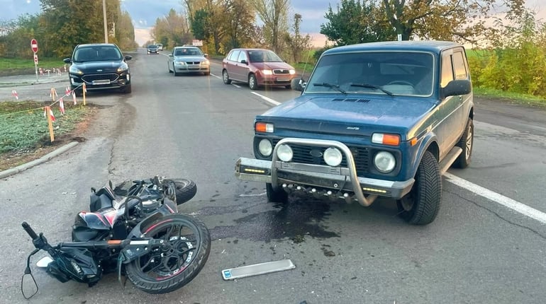У Первомайську на Миколаївщині ВАЗ зіткнувся з мотоциклом: водій у лікарні