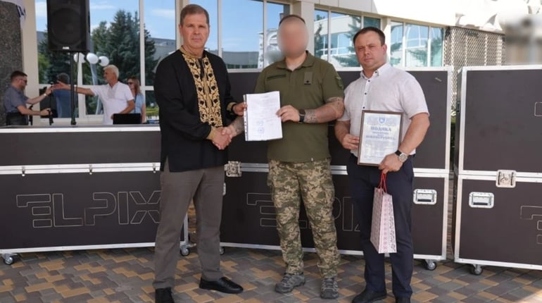 Південноукраїнці допомагають бити ворога: військовим передали обладнання для БпЛА