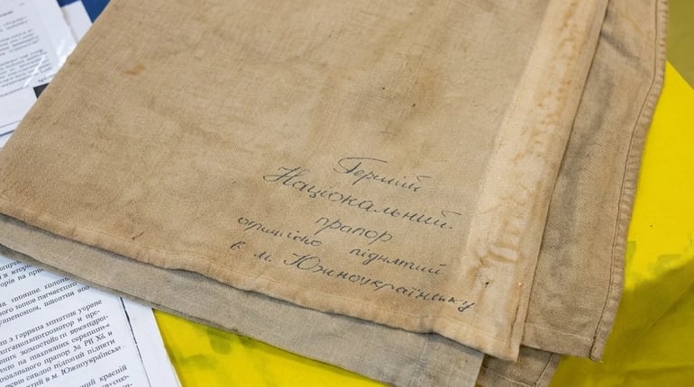 Прапор, з якого почалася новітня історія Південноукраїнська: музей показав стяг 1991 року