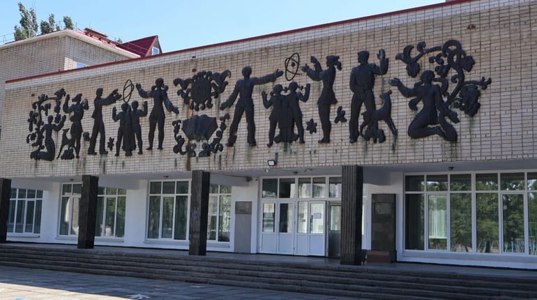 Першій школі Південноукраїнська – 50 років: школа, до якої повертаються
