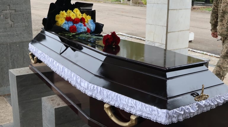 У Південноукраїнську попрощалися із 43-річним захисником Олегом Крівцовим
