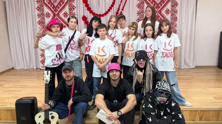 Гурт KALUSH подарував частинку тепла дітям, які опинилися у складних життєвих обставинах