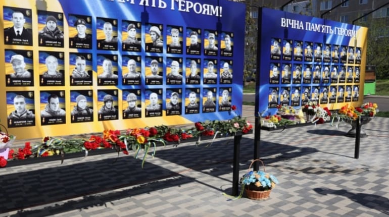 У Південноукраїнську вночі із Дошки вічної пам'яті вкрали свічку: відеокамери це зафіксували