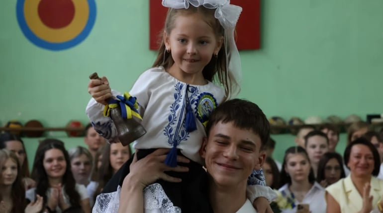 Ювілеї та 276 першокласників: як у ліцеях Південноукраїнська пройшов Перший дзвоник. Фотопідбірка