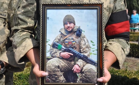 Назавжди 41: Нетішинська громада попрощалася із захисником Дмитром Мокропулом