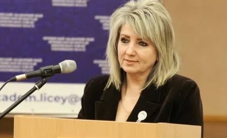 Директорка Нетішинського академічного ліцею стала заслуженим працівником освіти України