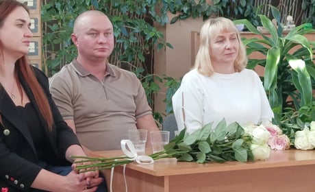 Заради сина пройшла через полон: у Нетішині відбулася зворушлива зустріч з родиною Панасюків