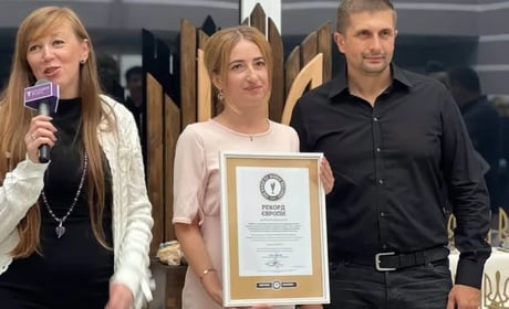 Нетішинка Оксана Жураковська встановила європейський рекорд у мистецтві