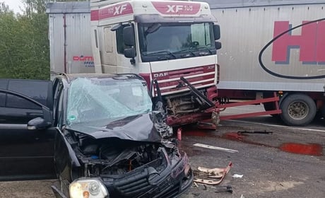 Поблизу Нетішина зіткнулися вантажівка та легковик: 50-річного водія госпіталізували
