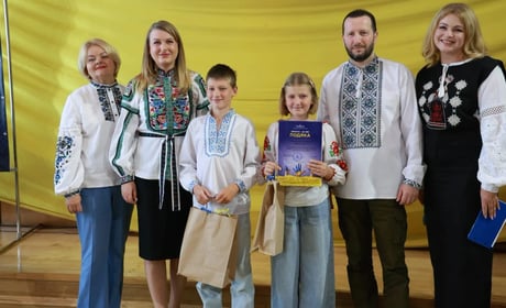 Нетішин пишається: історії юних волонтерів увійшли до всеукраїнського видання