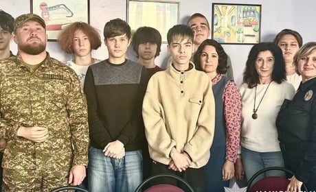Не зламався після важкого поранення: у Нетішині школярі зустрілися із захисником Олександром Токарем