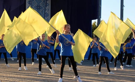 З вдячністю захисникам: вихованці “Шарму” влаштували у Нетішині танцювальний флешмоб
