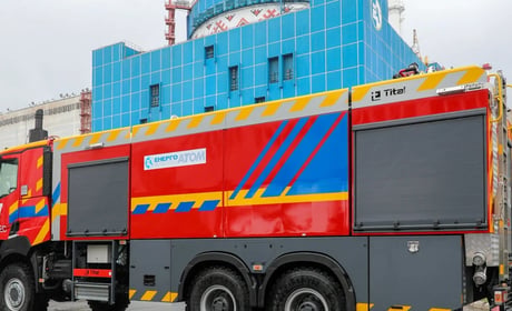 На Хмельницькій АЕС відзначили рятувальників і передали їм новий спецавтомобіль