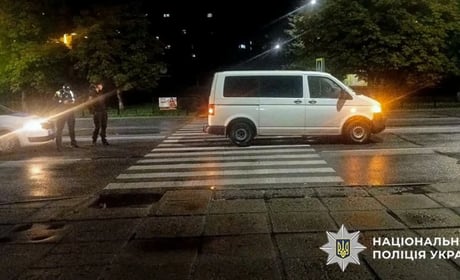 Переходила дорогу по «зебрі»: у Нетішині автомобіль збив 52-річну жінку