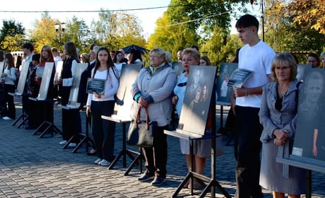 «Обличчя нашої Незалежності»: у Нетішині відкрили пам’ятну фотовиставку на честь полеглих Героїв