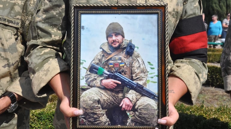 Назавжди 41: Нетішинська громада попрощалася із захисником Дмитром Мокропулом