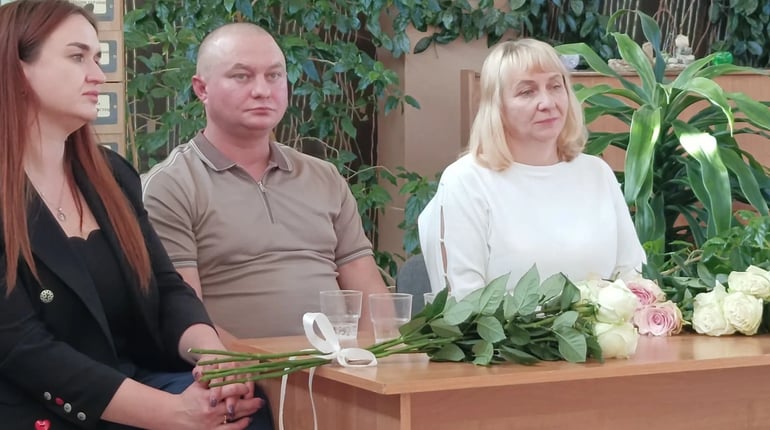Заради сина пройшла через полон: у Нетішині відбулася зворушлива зустріч з родиною Панасюків