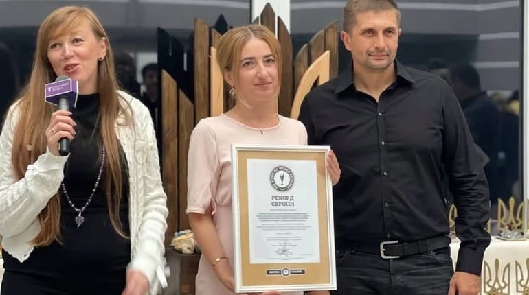 Нетішинка Оксана Жураковська встановила європейський рекорд у мистецтві