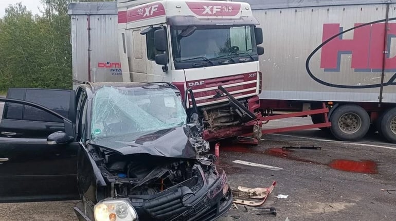 Поблизу Нетішина зіткнулися вантажівка та легковик: 50-річного водія госпіталізували
