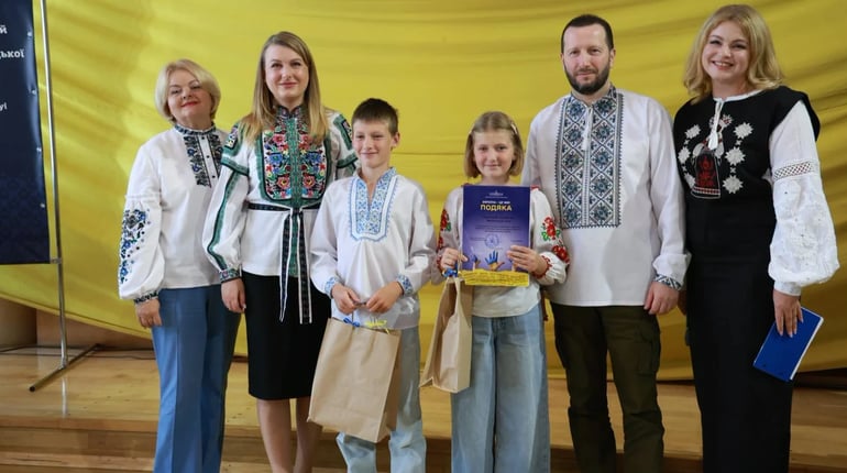 Нетішин пишається: історії юних волонтерів увійшли до всеукраїнського видання