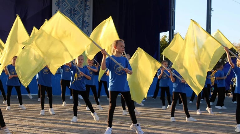 З вдячністю захисникам: вихованці “Шарму” влаштували у Нетішині танцювальний флешмоб