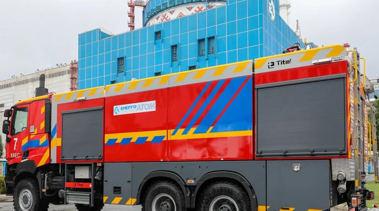 На Хмельницькій АЕС відзначили рятувальників і передали їм новий спецавтомобіль
