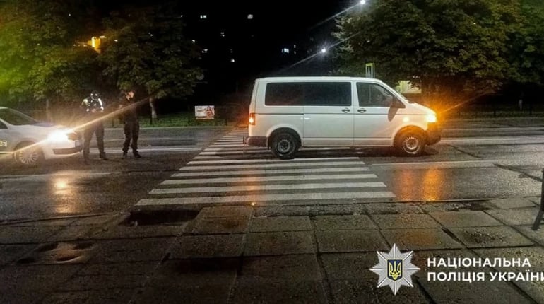 Переходила дорогу по «зебрі»: у Нетішині автомобіль збив 52-річну жінку
