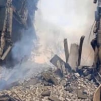 Обвалився цілий під'їзд: рашисти скинули бомбу на багатоквартирний будинок у Херсоні (фото)