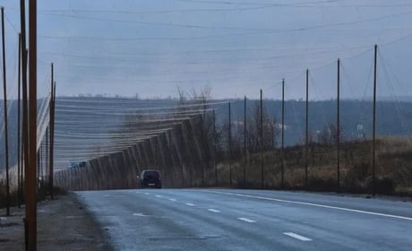 Кабмін пообіцяв кошти на антидроновий захист доріг Херсонщини