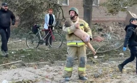 З-під завалів у Прилуках рятувальник виніс на руках дівчинку: що з нею сталося