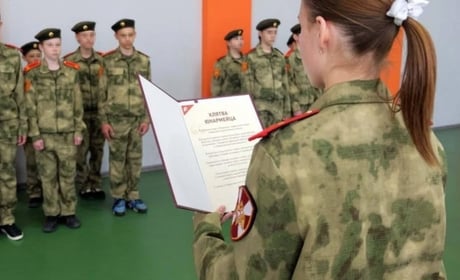 На Херсонщині окупанти вербують дітей через школи та готують їх до війни