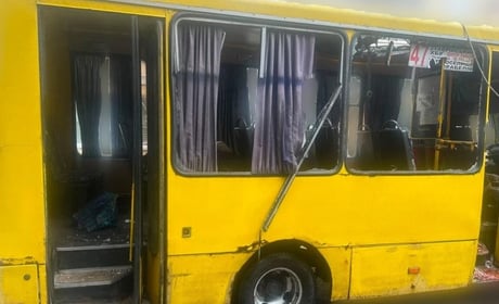 Трагічний ранок у Херсоні: внаслідок атаки маршрутки дроном загинуло четверо осіб (відео)