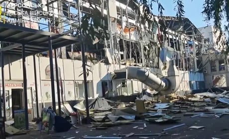 У Херсоні після атаки російських дронів згорів торговий центр (відео)