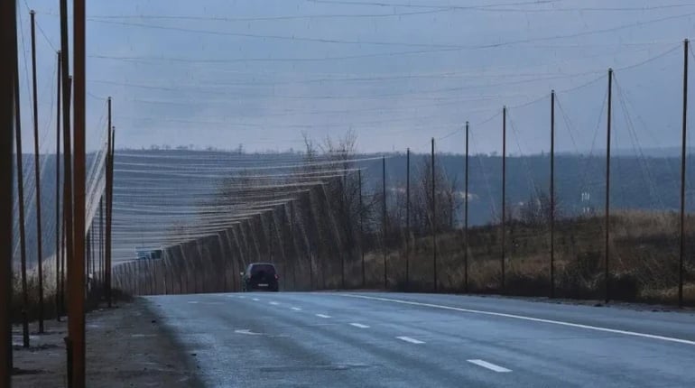 Кабмін пообіцяв кошти на антидроновий захист доріг Херсонщини