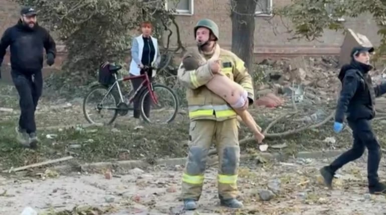 З-під завалів у Прилуках рятувальник виніс на руках дівчинку: що з нею сталося
