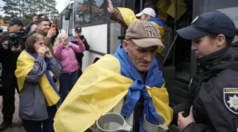 Гуманітарна місія з Олешок: жителі міста вже на території України