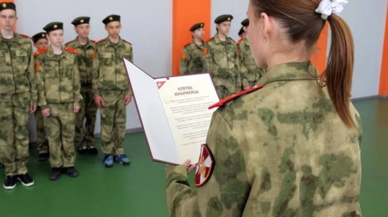 На Херсонщині окупанти вербують дітей через школи та готують їх до війни