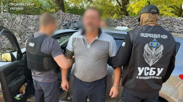 На Херсонщині 57-річного таксиста підозрюють у пособництві дезертирству