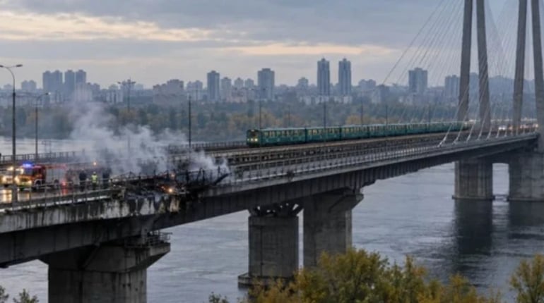 Росія вдарила по Північному мосту в Києві: у чому небезпека