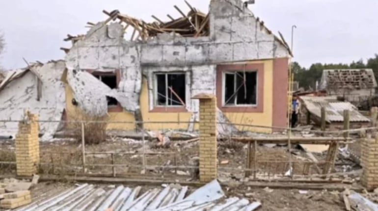 На ТОТ Херсонщини через відсутність опалення люди розпилюють на дрова паркани та покинуті будинки