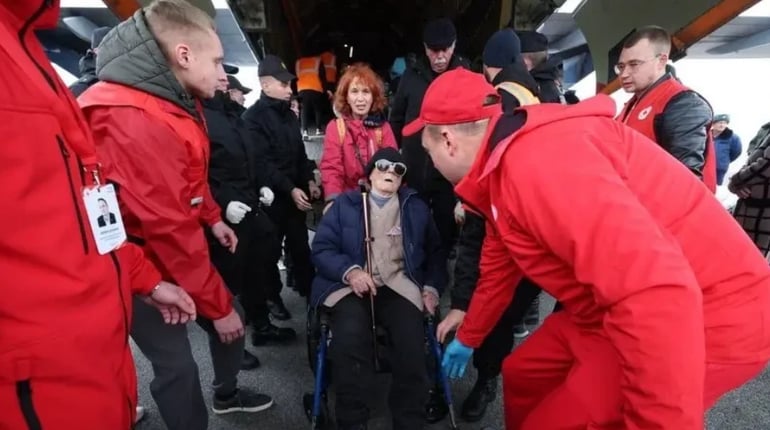 Евакуйовані жителі Олешок прибули до Білорусі: коли вони повернуться в Україну