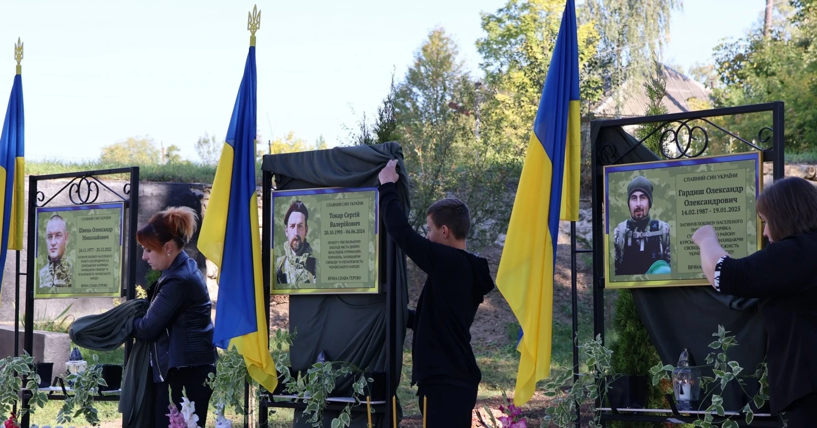 У Великому Карабчієві відкрили меморіальну дошку трьом полеглим захисникам