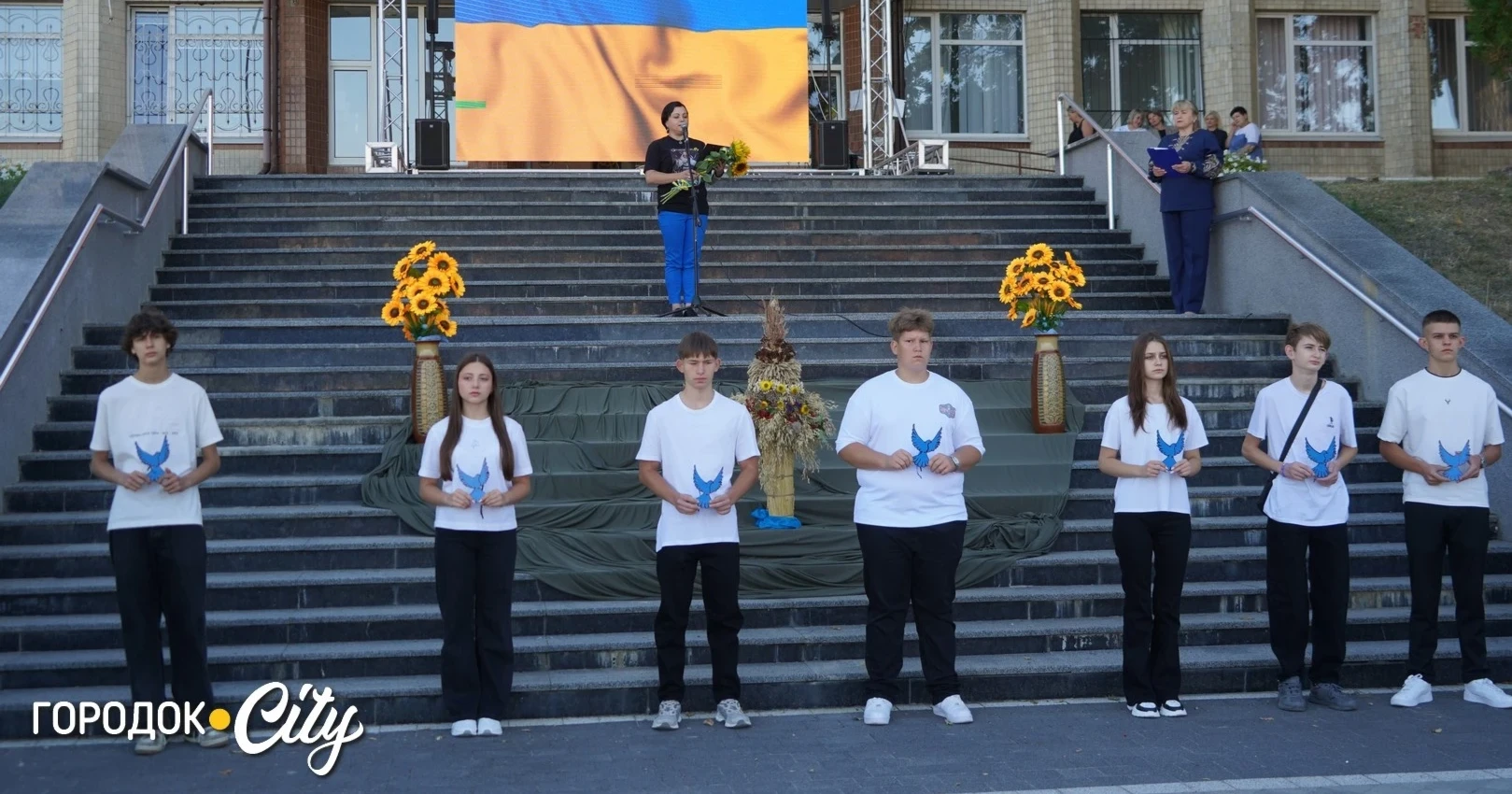 Соняшники для загиблих, голуби для зниклих безвісти: у Городку провели пам’ятну акцію