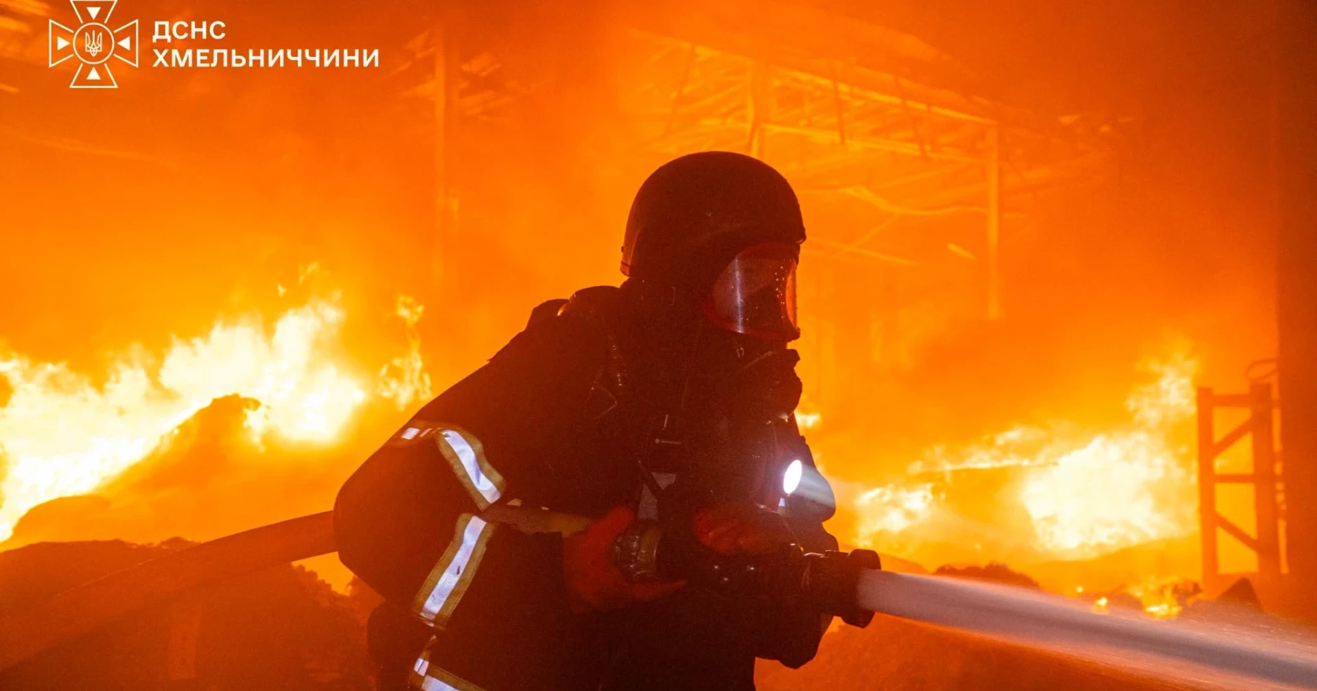 Десять атак за день і п’ять масштабних пожеж: росіяни знищили 85% товарів у логістичному центрі